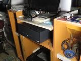 un bureau sur lequel se trouvent un ordinateur portable et un moniteur