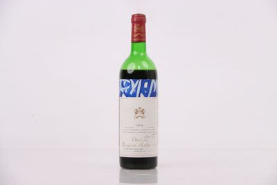 une bouteille de vin posée sur une table