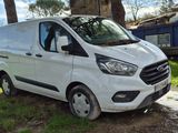 La camionnette blanche est garée sur le bord de la route, dans la boue.