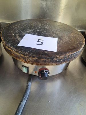 une casserole sur laquelle est inscrit un chiffre, posée sur une table