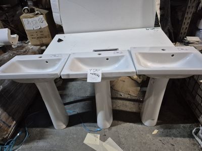 Lot de 3 lavabos avec pieds , marque Ideal Standard , Dimens…