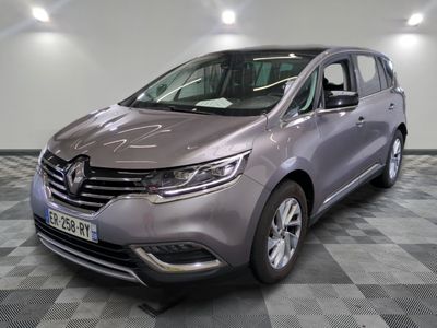 la voiture grise est garée sur un sol en damier dans le garage