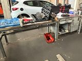 une voiture garée dans un garage à côté d'une table