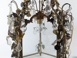 un grand miroir sur lequel est posé un bouquet de fleurs