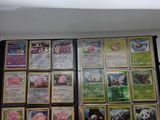 de nombreuses cartes Pokémon exposées au mur
