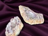 deux morceaux d'améthorate posés sur un tissu violet
