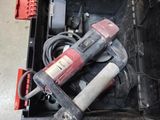 une boîte à outils contenant des outils, posée sur le sol