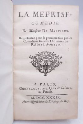un vieux livre avec un titre en noir et blanc