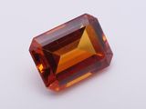 un saphir orange sur un fond blanc