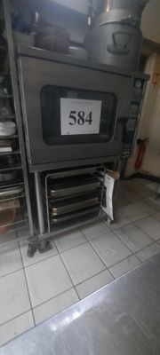 une photo d'une cuisine où il y a beaucoup de vaisselle