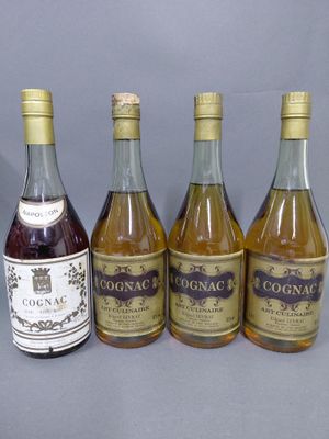 quatre bouteilles de vin sont alignées sur une table