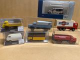 cinq modèles différents de camions miniatures dans une vitrine