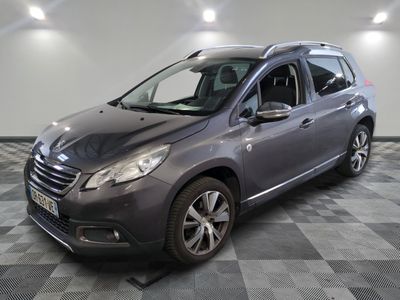 la voiture grise est garée sur un sol en damier dans le garage
