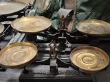 quatre plaques en laiton disposées en balance sur une table