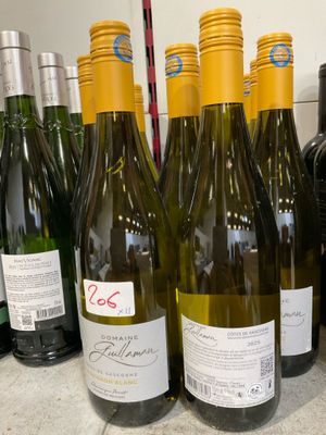 plusieurs bouteilles de vin sont alignées sur un comptoir