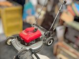 une tondeuse à gazon posée sur une boîte