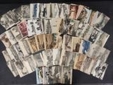beaucoup de vieilles cartes postales sur la table