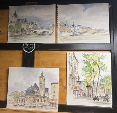 trois tableaux accrochés au mur d'une pièce