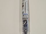 un tube en plastique contenant un stylo, posé sur une table