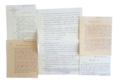 une pile de vieux papiers couverts d'écriture manuscrite, posés les uns à côté des autres