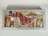 une image d'un tableau sur le mur d'un bâtiment