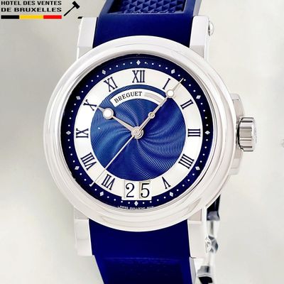 gros plan d'une montre-bracelet avec un bracelet bleu