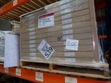 une grande pile de boîtes sur une palette dans un entrepôt