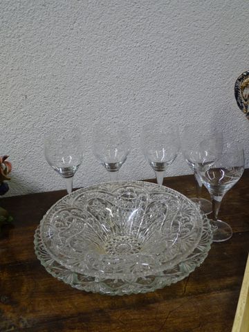 Deux coupes en cristal et 5 verres à vin en cristal gravé