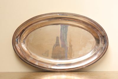 un miroir posé sur une table sur laquelle se trouve un vase
