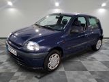 la photo d'une petite voiture bleue garée dans un garage