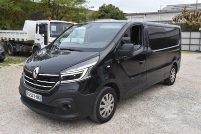 une camionnette noire garée dans un parking