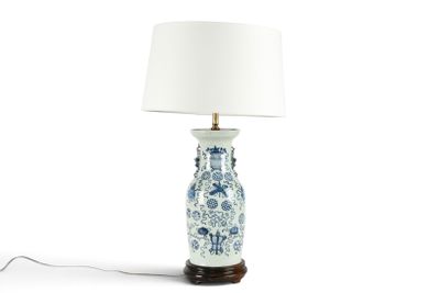 une lampe de table bleue et blanche, munie d'un abat-jour blanc