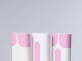 trois tasses roses et blanches posées sur une table blanche