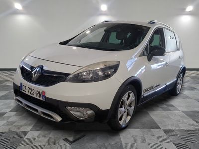 une photo d'une voiture blanche garée dans un garage
