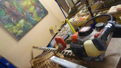 une photo d'un établi avec des outils dessus