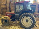 un tracteur garé dans une grange remplie de foin