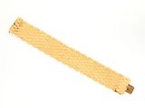 bracelet en cuir tressé sur fond blanc, muni d'un fermoir à clip