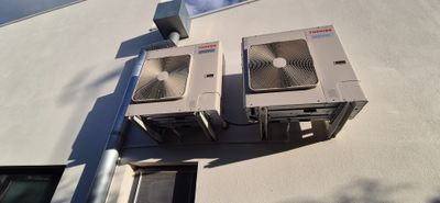 2 climatiseurs réversibles : 2 éléments intérieurs et 2 groupes extéri