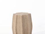 une image représentant un petit tabouret en carton posé sur une surface blanche