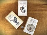 trois livres posés sur une table l'un à côté de l'autre