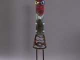 une sculpture représentant un totem, réalisée en verre et en métal