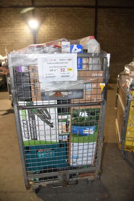 un chariot chargé de nombreux objets dans un garage