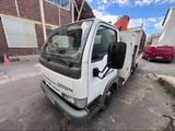 un camion blanc avec une grue à l'arrière
