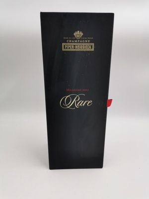 une bouteille de vin posée sur une table blanche