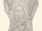 une sculpture en pierre représentant le visage d'une femme sur fond blanc