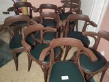 un grand nombre de chaises dans une pièce