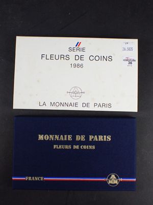 deux boîtes de pièces posées l'une à côté de l'autre sur une table