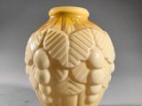 un vase jaune posé sur une table