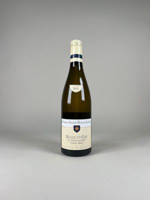 la bouteille de vin blanc est posée sur la table
