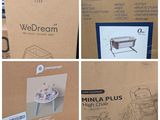 plusieurs photos d'un carton contenant une chaise haute pour bébé et une chaise haute pour bébé